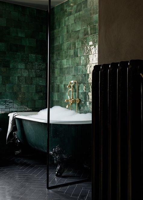 Moroccan Wall Tiles, Dark Green Bathrooms, Bathtub Surround, Green Tiles, Moroccan Wall, Audrey Kawasaki, Bad Inspiration, Swedish House, Green Tile