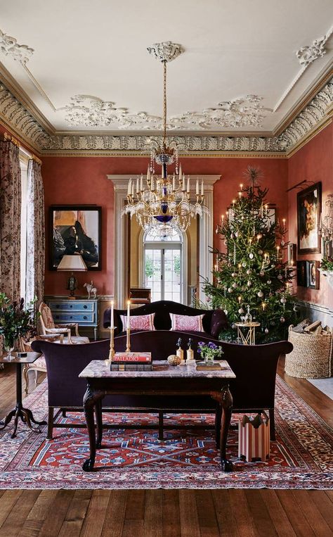 Décor Inspiration: Ven House, an Eighteenth-Century Country House in Somerset Classic Living Room Decor, Victorian Interior Design, Victorian Home Interior, English Christmas, Victorian Interior, Interior Design Per La Casa, Classic Living Room, Modern Victorian, Baby Shower Decor