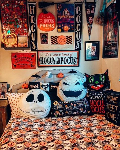 Hocus Pocus Bedroom, Spooky Bedroom, Jack The Pumpkin King, Halloween Fairy, Halloween Countdown, Halloween Everyday, Horror Themes, Themed Bedroom, Halloween 2015