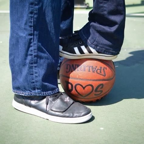 Basketball Girlfriend Aesthetic, Basketball Couple Aesthetic, Basketball Engagement Photos, Basketball Player Boyfriend, Drew Core, Cringe Couple, Michael Jordan And Scottie Pippen, Basketball Wife Aesthetic, Basket Couple