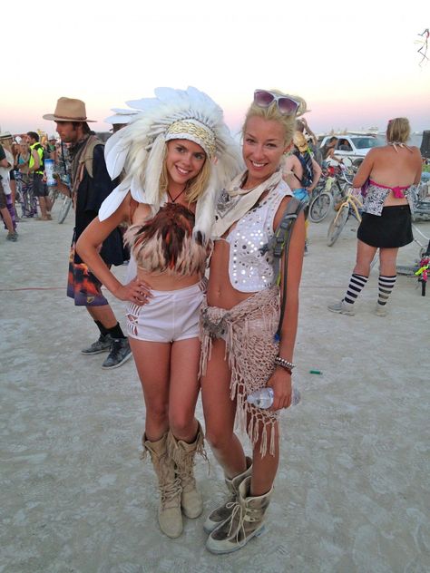 Feathers and fringe? Check. Burning Man Girls, Burning Men, Crazy Costumes, Rave Edm, Burning Man Costume, Festival Girls, Burning Man Fashion, Black Rock City, Burning Man Outfits