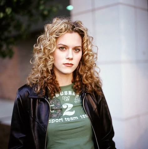 Hilarie Burton hair so beautiful. I need to work on my own natural curls One Tree Hill Season 1, Hillary Burton, Hilarie Burton, Curly Braids, Peyton Sawyer, Dawsons Creek, Magic Mirror, Tree Hill, One Tree Hill