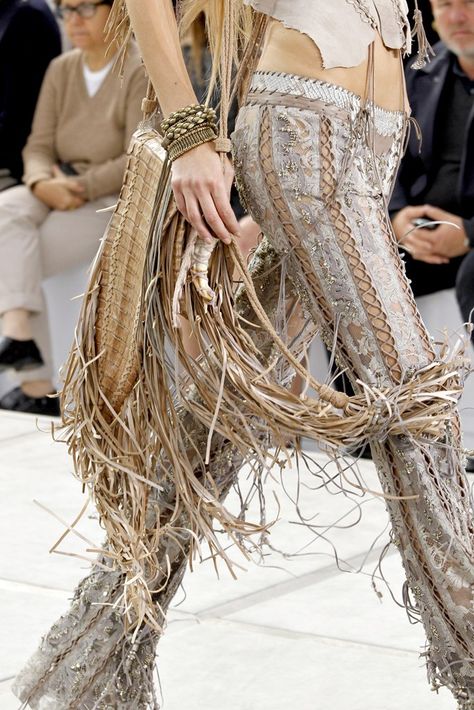 Roberto Cavalli Spring 2011 Ready-to-Wear collection, runway looks, beauty, models, and reviews. Boho Summer Outfits, Blogger Girl, Hippie Chic, Roberto Cavalli, Fashion Killa, Primavera Estate, Runway Fashion, Fashion Inspo Outfits, Chic Outfits