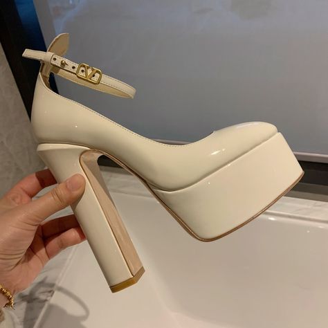 Valentino Platform Pumps, Valentino Platform Heels, Nude Heels Wedding, Valentino Platform, Valentino High Heels, Cream Pumps, Friday Wedding, Valentino Heels, Neutral Heels