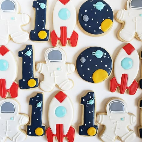 Outer Space Birthday Cookies, Space Theme Cookies, Space Snacks, Space Cookies, Space Cupcakes, First Birthday Cookies, Sugar Biscuits, Boys First Birthday Party Ideas, Cookies Theme