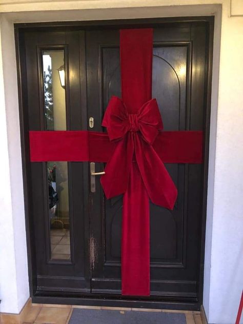 Ribbon Door Christmas, Christmas Bow Front Door, Christmas Door Ribbon, Bow On Door Christmas, Front Door Bows Christmas, Door Ribbon Christmas, Christmas Bow Door, Ribbon On Door, Front Door Christmas Bows