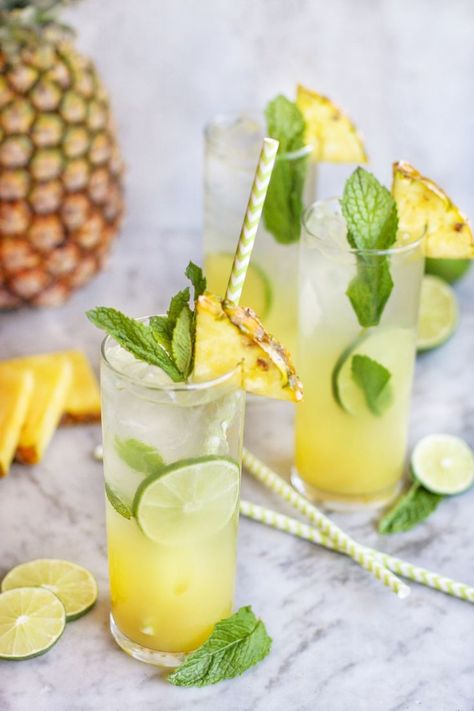 pineapple mint caipirinha - cold, refreshing, and delicious!! Pineapple Detox, Pineapple Mojito, Cocktail Fruit, Pineapple Mint, Pineapple Water, Mojito Cocktail, Pineapple Coconut, Coconut Lime, Alcoholic Beverages