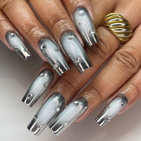 ⚡SUGAMAMA - NAIL ARTIST⚡STRASBOURG on Instagram: “MARCH DUMP 🥳 which one is your fav ? 1- #kintsugi nails 2- #avatar style 3- #chromenails forever 4- #pinknails 5- #auranails #nails …” Edgy Chrome Nails, Chrome Airbrush Nails, Gold And Silver Chrome Nails, Silver Aura Nails, Silver And Gold Nail Designs, Gray And Silver Nails, Short Airbrush Nails, Black Airbrush Nails, Gray Chrome Nails