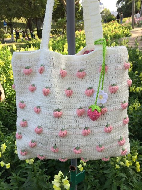 Strawberry Stuff, Crochet Strawberry, Confection Au Crochet, Crochet Shoulder Bag, Kawaii Crochet, Crochet Clutch, Pola Sulam, Crochet Tote Bag, Fun Crochet Projects