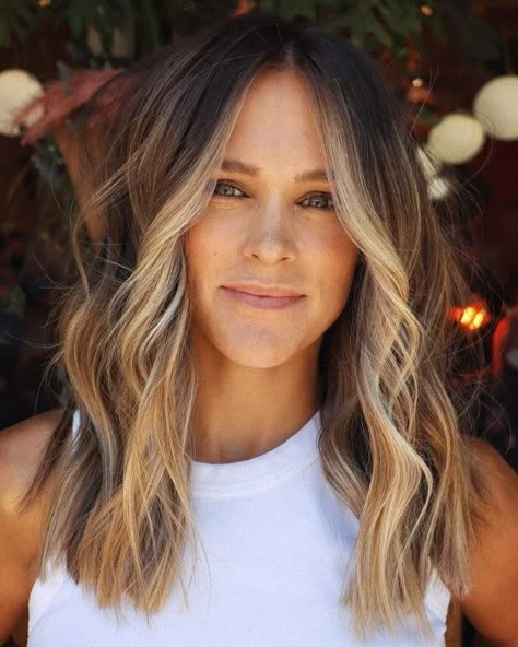 Brunette Balayage Hair Face Framing, Mid Length Brunette Balayage, Front Hair Streaks, Hair Inspo Grunge, Hair Ideas Y2k, Blonde Streak In Front Of Hair, Brown And Blonde Hair Ideas, Blonde Front Highlights, Longbob Hair