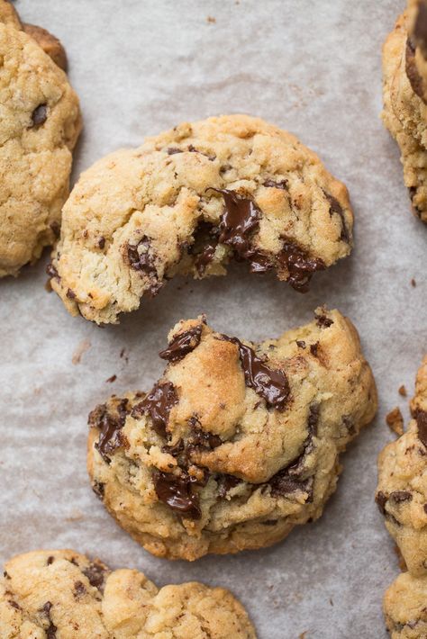 Levain Cookie Recipe, Levain Cookies, Nyc Bakery, Dark Chocolate Chip Cookies, Levain Bakery, Dark Chocolate Cookies, Double Chocolate Chip Cookies, Perfect Chocolate Chip Cookies, Big Cookie