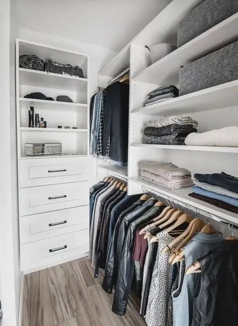 a small Nordic closet with open shelves, holders for clothes hangers and some built in drawers is a cool idea 3 Row Hanging Closet, Long Narrow Closet Design, Walk In Closet Shelving Ideas, Long Closet Organization, Nordic Closet, Small Walkin Closet Ideas, Narrow Walk In Closet Ideas, Long Narrow Closet, Narrow Closet Design