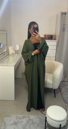 Arab Outfit Ideas, Black Abaya Outfit, Abaya Outfit Ideas, Abaya Fits, Clothes For Veiled Women, Outfit Abaya, Halal Outfits, Summer Abaya, Abaya Outfits