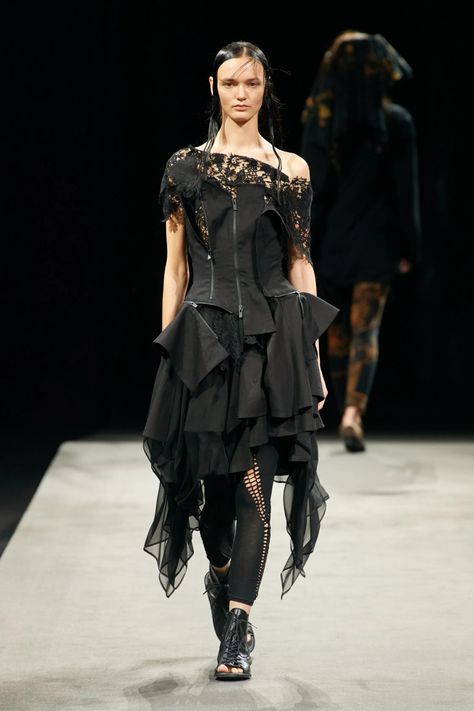 Gothic Fashion Runway, Yohji Yamamoto 2023, Neo Gothic Fashion, Gothic Runway, Yohji Yamamoto Street Style, Edwardian Goth, Goth Punk Outfits, Ghost Wedding, Haute Goth