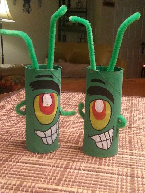 SpongeBob plankton toilet paper rolls all you need is green,white,black,and yellow paint toilet paper rolls and some antanas Paint Toilet, Baby Shoes Diy Tutorial, Spongebob Plankton, Spongebob Crafts, Easy Christmas Crafts For Toddlers, Spongebob Birthday Party Decorations, Baby Shoes Tutorial, Spongebob Birthday Party, Roll Craft