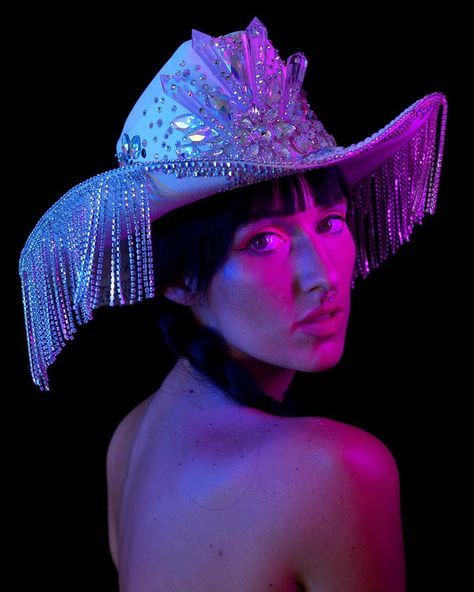 JACKALOPE 🐰 LAND on Instagram: “🏜️✨Neon lights and Desert Nights ✨🏜️ All our cowgirl hats are hand embellished with small rhinestones to create wearable pieces of art 💜 The…” Bedazzled Cowboy Hat, Glitter Makeup Festival, Makeup Festival, Electronic Music Festival, Mermaid Lagoon, Festival Inspo, Hat Base, Cowgirl Party, Glitz And Glamour