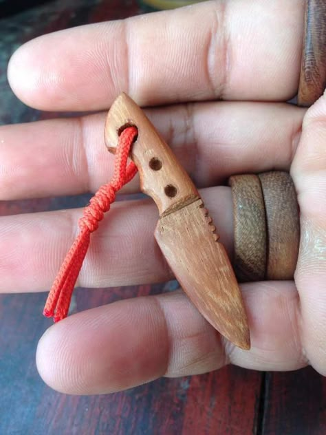 Stick Carving Ideas Easy, Easy Whittle Projects, Christmas Whittling Ideas, Wood Carving Gift Ideas, Wood Wittling Beginner, Cute Wood Carvings, Simple Whittling Projects, Whittling Patterns Beginner, Small Wood Carving Ideas