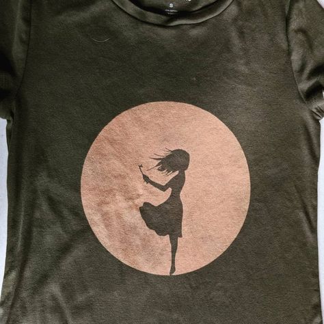 Auri (Kingkiller Chronicle) bleach shirt made with contact paper stencil cut on Cricut Maker. #cricutmade Auri Kingkiller, Stencil Clothes, Bleach Tshirt Designs, Bleach Stamping, Bleach Stencil, Bleach Dye Shirts, Distressed Tshirt Diy, Bleaching Clothes, Bleach Shirt Diy