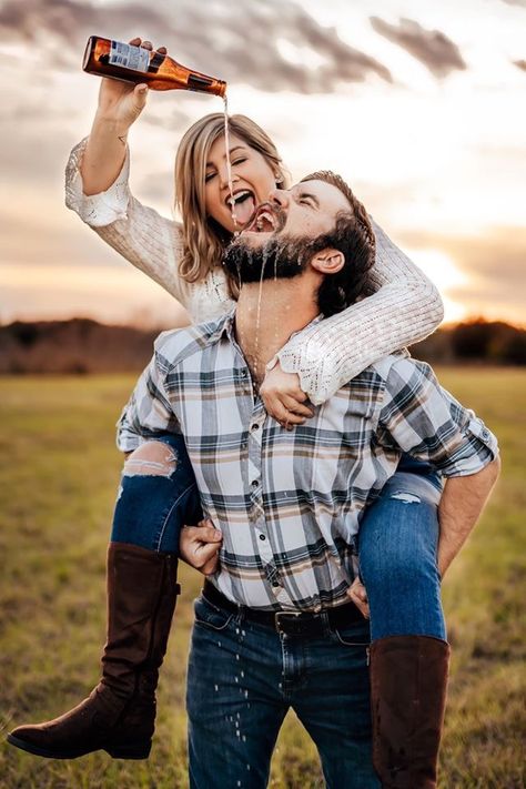 Funny couples photo with beer Astrid photography couples sunset beer Funny Fall Couple Pictures, Funny Couple Photography Poses, Funny Fall Photoshoot, Stranger Couple Photoshoot, Funny Fall Engagement Photos, Engagement Funny Photos, Cute Engagement Photos Funny, Engagement Photoshoot Ideas Funny, Couples Funny Photoshoot Ideas