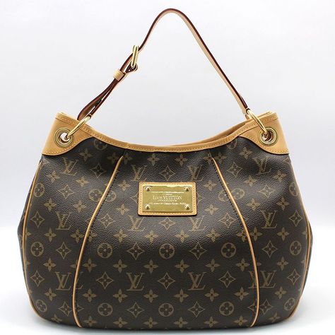 Brand LOUIS VUITTON Style Shoulder Bag Department WOMEN Exterior Material Please Contact us. Exterior Color multicolor Option One Size Condition A+ Condition Description Top condition with fewer than 10 uses. Product has been used slightly but well-maintained and clean. Description - Classic monogram canvas material with gold-plated plate decoration - Magnetic opening with spacious storage space and additional pocket inside - Used A+ condition with minor stains on handle and slight wear on cowhi Plate Decoration, Classic Monogram, Exterior Colors, Monogram Canvas, Canvas Material, Cowhide Leather, Women Brands, Louis Vuitton Monogram, Inside Pocket