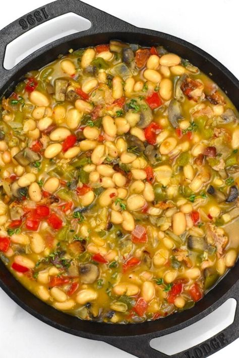 Cast iron skillet full of cooked white beans. Recipe For Great Northern Beans, Northern Beans Recipe, Great Northern Beans Recipe, Northern Bean Recipes, Navy Bean Recipes, Dry Beans Recipe, White Bean Recipes, Northern Beans, Great Northern Beans