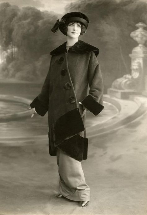 Parisienne Winterwear 1912 #vintage #winter #fashion #1900s #coat Paris Winter Fashion, Fashion 1910, Paris Winter, Eric Lafforgue, 1900s Fashion, 1910s Fashion, Portrait Vintage, Look Retro, Retro Mode