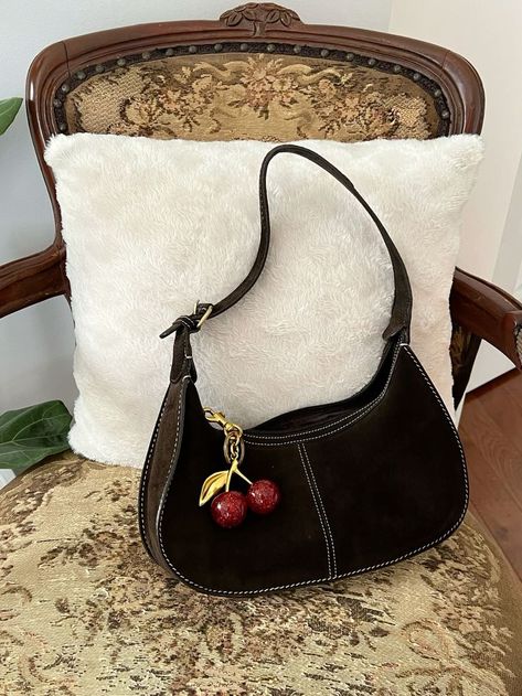 Coach Bag With Cherry Charm, Coach Bags With Charms, Cute Vintage Bags, Cherry Bag Charm, Coach Bag Brown, Coach Cherry Charm, Vintage Purse Aesthetic, Coach Bags Vintage, Cherry Coach Bag