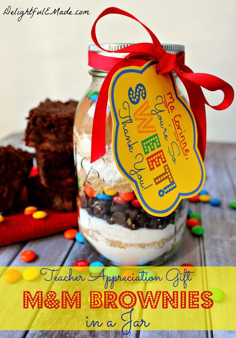 M&M Brownies in a Jar with FREE Printable - Delightful E Made Teacher Appreciation Food, Teacher Food Gifts, M M Brownies, Brownies In A Jar, Homemade Brownie Mix, Homemade Food Gifts, Chocolate Fudge Brownies, Printable Gift Tags, Honey Buns