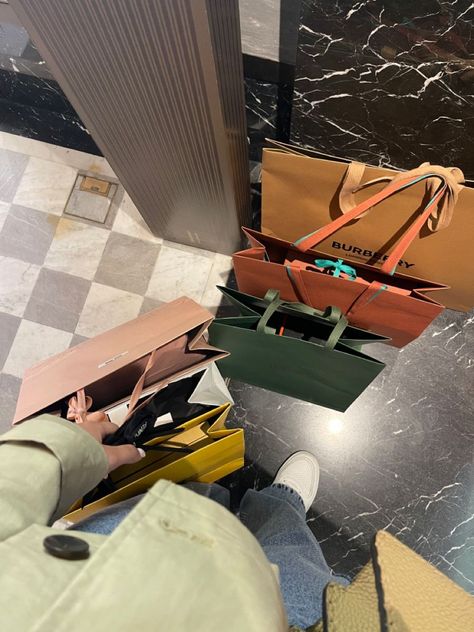 Expensive Shopping Bags, London Harrods Aesthetic, Luxury London Aesthetic, Shopping In London Aesthetic, London Shopping Aesthetic, Harrods Aesthetic, Luxury Shopping Aesthetic, Harrods Bag, Harrods Shopping