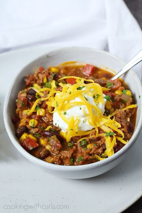 There's nothing better than a hearty bowl of Southwest Chili with Black Beans and Corn on a cold winter day, or on game day! Southwest Chili Recipe, Black Bean Beef, Chili Beans Recipe, Chili Recipe With Corn, Southwest Chicken Chili, Chili With Black Beans, Southwest Chili, Recipe With Corn, Hearty Chili Recipe