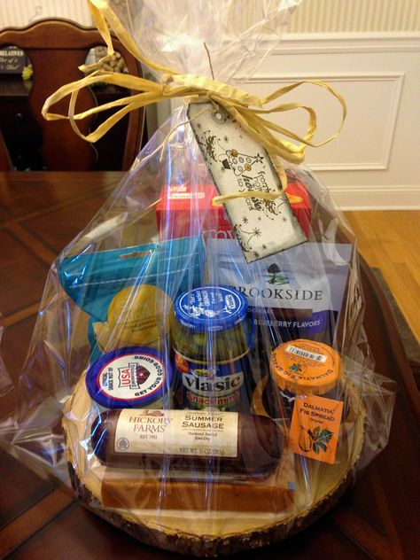 Meat Gift Basket Ideas, Cheese Basket Gift Ideas, Cheese Gift Basket Ideas, Farm To Table Gift Basket Ideas, Diy Meat And Cheese Basket, Charcuterie Gift Basket Diy, Meat And Cheese Gift Basket Diy, Charcuterie Board Gift Basket Ideas, Charcuterie Board Gift Ideas