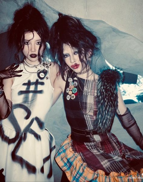 Luxury Punk Aesthetic, Vivienne Westwood Deconstruction, New Wave Punk Fashion, Goth Vivienne Westwood, Vivienne Westwood 70s Punk, Self Expression Fashion, Punk Vivienne Westwood Aesthetic, Vivienne Westwood Punk Fashion, Punk Fashion 70s