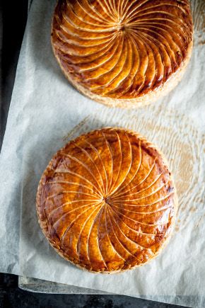 Galette Des Rois : Frangipane recipe for croissant, tarts etc: almond cream ~ 75g Butter, unsalted, at room temperature ~ 75g Icing sugar ~ 75g Almond, powder ~ 1 Egg, free range/organic, whole ~ 1 Egg yolk, free range/organic ~ 1 tbsp Dark rum or cognac Finger Cake, Epiphany Cake, Dessert Styling, Galette Des Rois Recipe, Mousse Au Chocolat Torte, Rough Puff, Café Design, Queen Cakes, King Cake