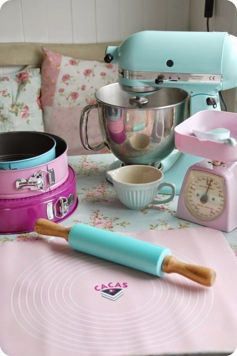 Pastel Kitchen, Baking Equipment, Vintage Kitchen Utensils, Baking Utensils, Food Storage Boxes, Pink Kitchen, Cute Kitchen, Shabby Chic Kitchen, Cake Decorating Tools