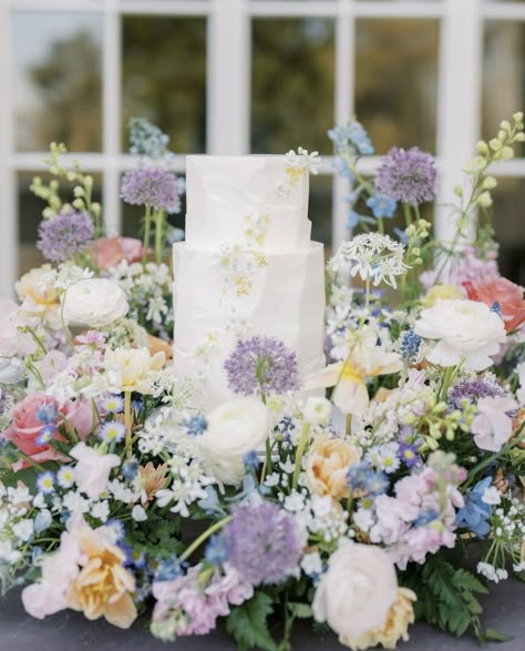 Purple Blue And Cream Wedding, Cornflower Wedding, Floral Cake Design, Bridgerton Wedding, Wedding Pastel, Wedding Color Pallet, English Garden Wedding, White Wedding Theme, 2025 Wedding