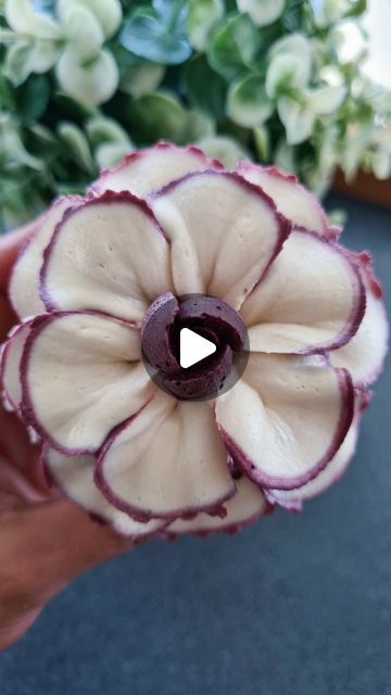 3.1M views · 143K likes | Piya on Instagram: "Just another two-toned flower 🌸  Used Russian nozzle and wilton 126   #flowers#florals#cakes#twotoned#florals#buttercream#reels#cakes#bloggers#bakers#wales#friday#love" Two Toned Buttercream Roses, Russian Cake Decorating, Russian Icing Tips, Piping Ideas, Buttercream Flowers Tutorial, Cupcakes Flores, Cake Nozzles, Cupcake Flowers, Frosting Cake