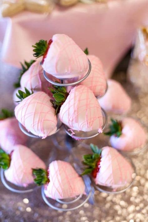 Pink Chocolate Covered Strawberries, Bathroom Pink, Babyshower Party, Idee Babyshower, Interior Simple, Interior Livingroom, Baby Shower Treats, Shower Desserts, Decoration Bathroom