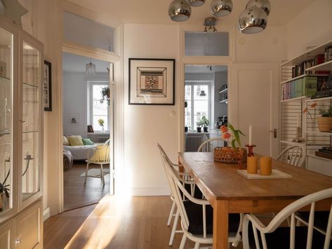 A Swedish Apartment with Light-Filled Rooms 5 1920 Living Room, 1920s Apartment, House Room Design, Swedish Interior Design, Cottage Core House, Swedish Apartment, Studio Shed, Airbnb Design, Apartment Vibes