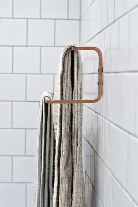 Super Unique IKEA Hacks You Didn't Know You Needed! - Page 8 of 9 - The Cottage Market Ikea Towel, Amazing Ikea Hacks, Towel Rail Ideas, Toallero Ideas, Diy Towel Rack, Hacks Ikea, Modern Small Bathrooms, Bathroom Hacks, Diy Towels