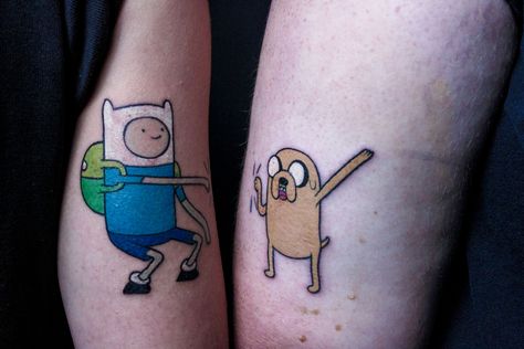 Adventure Time Sibling Tattoo, Finn And Jake Tattoos, Finn And Jake Matching Tattoo, Jake And Finn Tattoo, Adventure Time Tattoo Matching, Adventure Time Matching Tattoos, Finn And Jake Tattoo, Fin E Jake, Bach Idea