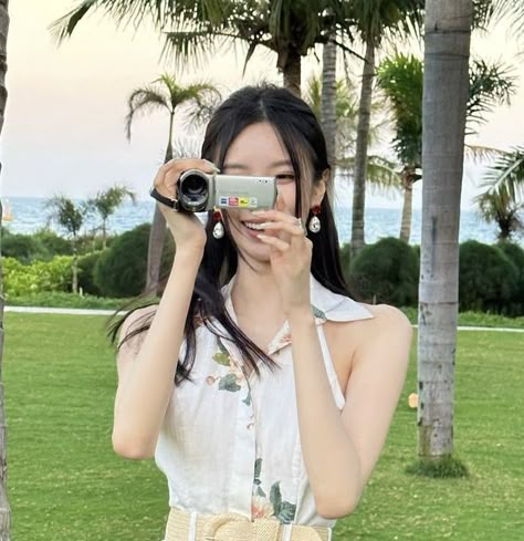 Ullzang Girls Aesthetic, Y2k Camcorder, Camcorder Aesthetic, Aesthetic Port, Youthful Aesthetic, Fall Background Wallpaper, Universe Ticket, Ulzzang Aesthetic, Wedding Backdrop Design