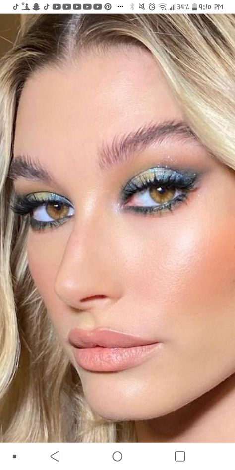 Turquoise Makeup Looks, Teal Eyeshadow Looks, Turquoise Eye Makeup, Teal Eye Makeup, Makeup Looks Blue Eyes, Weird Makeup, Turquoise Makeup, Mint Makeup, Teal Makeup