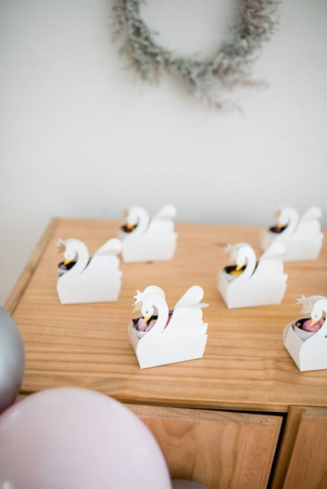 She’s Swan in a Million – Dakota turns One – Beijos Events Swan Party Decorations, Swan Baby Shower Theme, Swan Birthday Party Ideas, Swan Lake Party, Swan First Birthday, Swan Soiree, Swan Cookies, Swan Birthday Party, Kids Party Venues