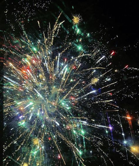 Red Blue Green Aesthetic, Firework Colors, Colorful Fireworks, Everything And Nothing, Aesthetic Photo, Summer Aesthetic, Pretty Pictures, Fireworks, Good Vibes