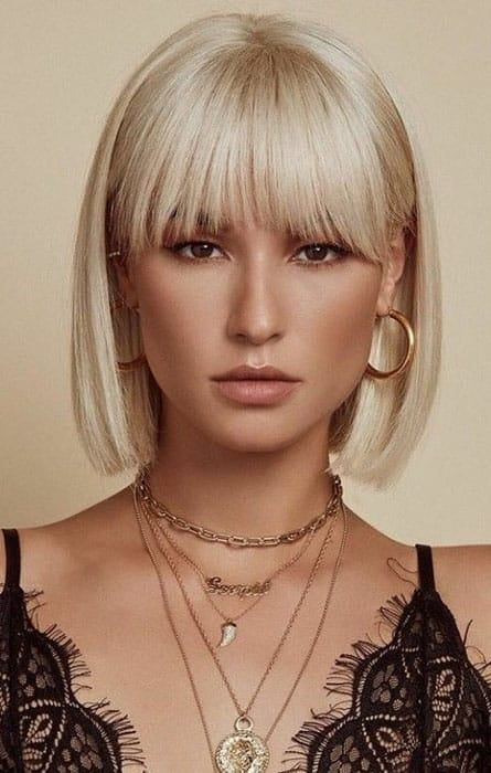 25 Short Hair with Bangs Ideas For 2023 - The Trend Spotter Square Bob With Bangs, Short Bob With Fringe Fine Hair, Platinum Bob With Bangs, Kare Haircut, Platinum Blonde Bob With Bangs, Short Blonde Hair With Fringe, Blonde Bob With Fringe, Fringe Bob Haircut, Blonde Hair With Fringe