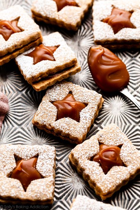 Hazelnut Linzer Cookies, Caramel Hazelnut, Resepi Biskut, Christmas Cookie Box, Caramel Filling, Cookies With Chocolate, Hazelnut Cookies, Linzer Cookies, Sally's Baking