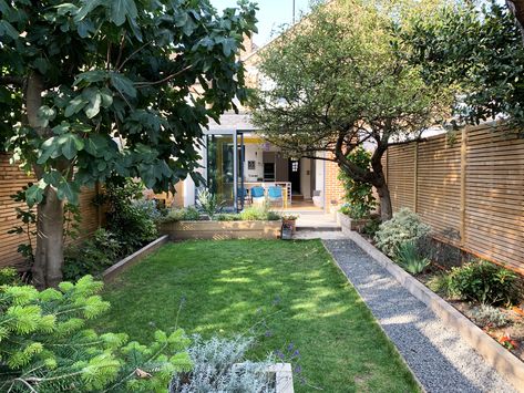 Gallery of House 40YY64/903 (Delhi Bazaar 4) | Space Group Architects | Media - 1 Small Long Garden Ideas, Garden Before After, Small Yard Design Backyards, Garden With Shed Layout, L Shaped Garden Ideas, Small Rectangle Garden Ideas, Small House With Garden, Very Small Garden Ideas, Small Garden Plans