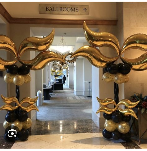 Christmas Mascarade Party, Masquerade Party Balloon Decorations, Masquerade High School Dance, Masquerade 40th Birthday Party, Maskarade Decor, Black Masquerade Party Ideas, Masquerade Party Ideas For Adults, Masquerade Theme Decor, Masquerade Balloon Decorations