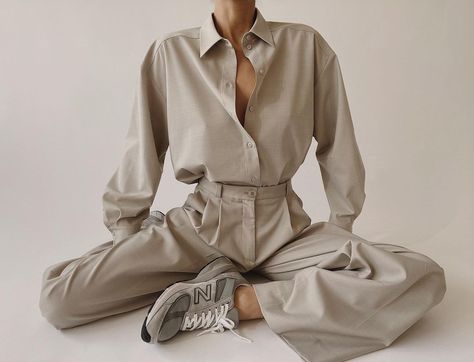 Annemiek Kessels on Instagram: “Neutrals..” Architect Fashion, White Suit, Wool Shirt, 가을 패션, Elegant Outfit, Curator Style, Minimal Fashion, Classy Outfits, Hoodie Print