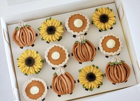 Pumpkin Cupcakes Decoration, Fall Decorated Cupcakes, Fall Cupcake Designs, Fall Cupcake Decorating, Fall Cupcake Decorating Ideas, Fall Themed Cupcakes, Thanksgiving Cupcakes Decoration, Thanksgiving Cupcake Ideas, Fall Cupcakes Decoration